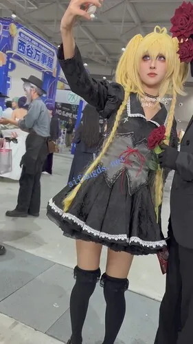 【永久专享】【KFC】双马尾学生妹COSER独自逛街拍照·白色半透内内前后CD【1V】【242M】 预览图 1