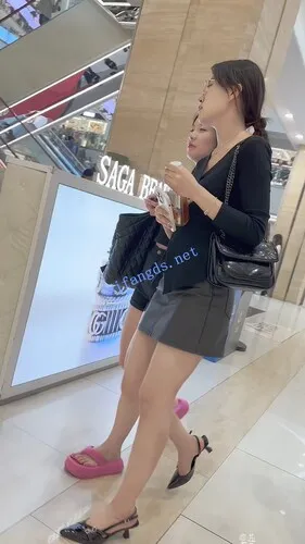 【永久专享】【KFC】极品骚货眼镜妹·高跟鞋不好好穿漏半个脚·黑色骚窄内【1V】【471M】 预览图 14