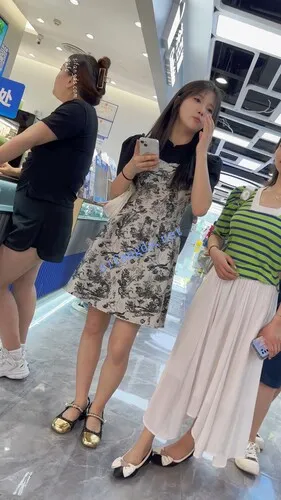 【永久专享】【KFC】长裙学生妹和舍友逛街·黑边白色内内低角度超清CD【1V】【478M】 预览图 8