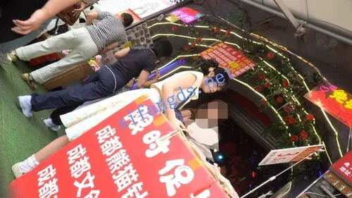 【永久专享】（空城原创）花花长裙白袜小姐姐，淡黄N夹翅膀包裹圆臀【1V】【360M】 预览图 3