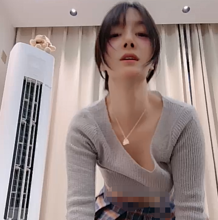 巨乳《雪雪宝》长腿女神骚舞