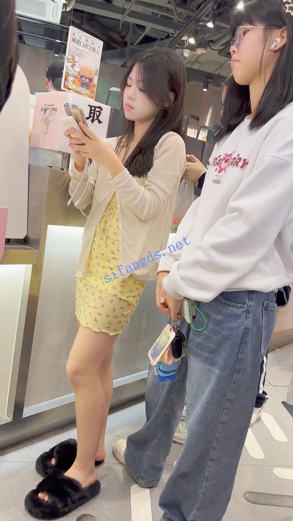 【永久专享】【KFC】学妹和同学逛街·别人学生装只有她穿了包臀裙骚窄内【1V】【318M】 预览图 9