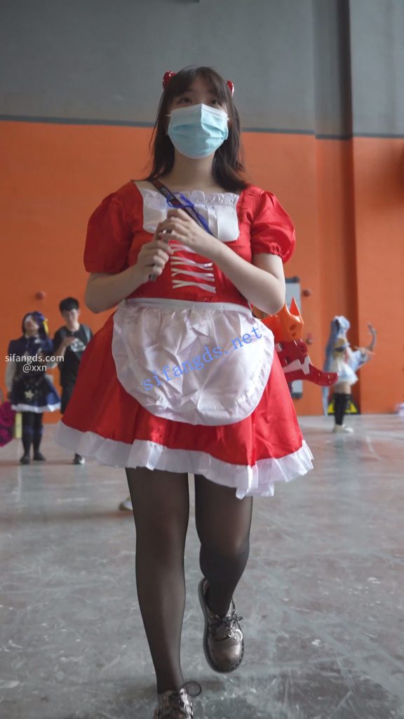 【永久专享】【xxn-327】黑丝女仆小姐姐..撅屁股被拍..内裤夹进屁股缝【1V】【535M】 预览图 1