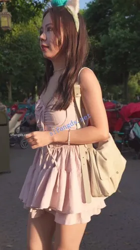 【永久专享】(BC-AA-595)细骚丁小姐姐逛街被CD..半蹲坐镜头..阴唇侧露好黑【1V】【826M】 预览图 6