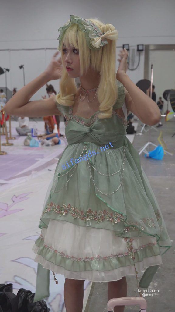 【永久专享】【xxn-326】双马尾蕾丝裙美女..穿裙撑无打底..浅黄内前后CD【1V】【604M】 预览图 5