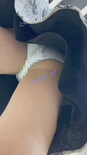 【永久专享】【KFC】长裙学生妹和舍友逛街·黑边白色内内低角度超清CD【1V】【478M】 预览图 10