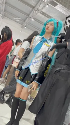 【永久专享】【KFC】大长腿COSER初音学生妹·短裙过膝袜绿色内内青春十足【1V】【751M】 预览图 15