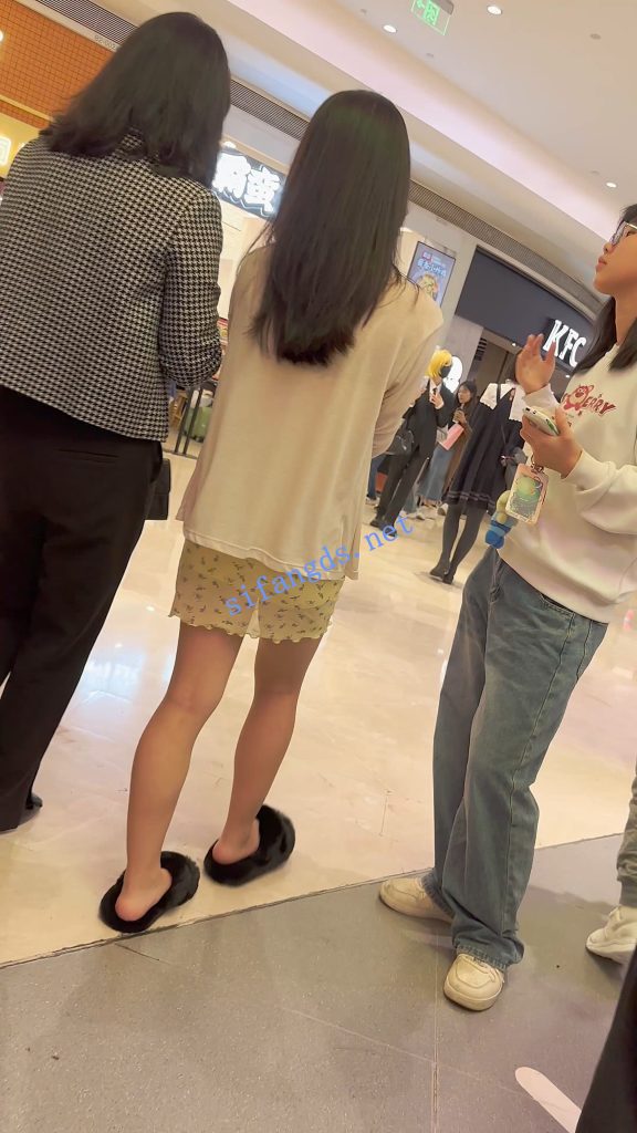 【永久专享】【KFC】学妹和同学逛街·别人学生装只有她穿了包臀裙骚窄内【1V】【318M】 预览图 4
