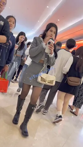 【永久专享】【KFC】骚货靓女和大叔逛街·开档黑丝袜短裙骚窄内前后CD【1V】【1.5G】 预览图 9