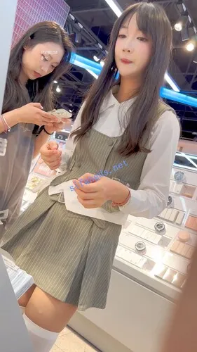 【永久专享】【KFC】过膝白色靓女和闺蜜逛街·内衬包不住短裙灰色窄内【1V】【619M】 预览图 8