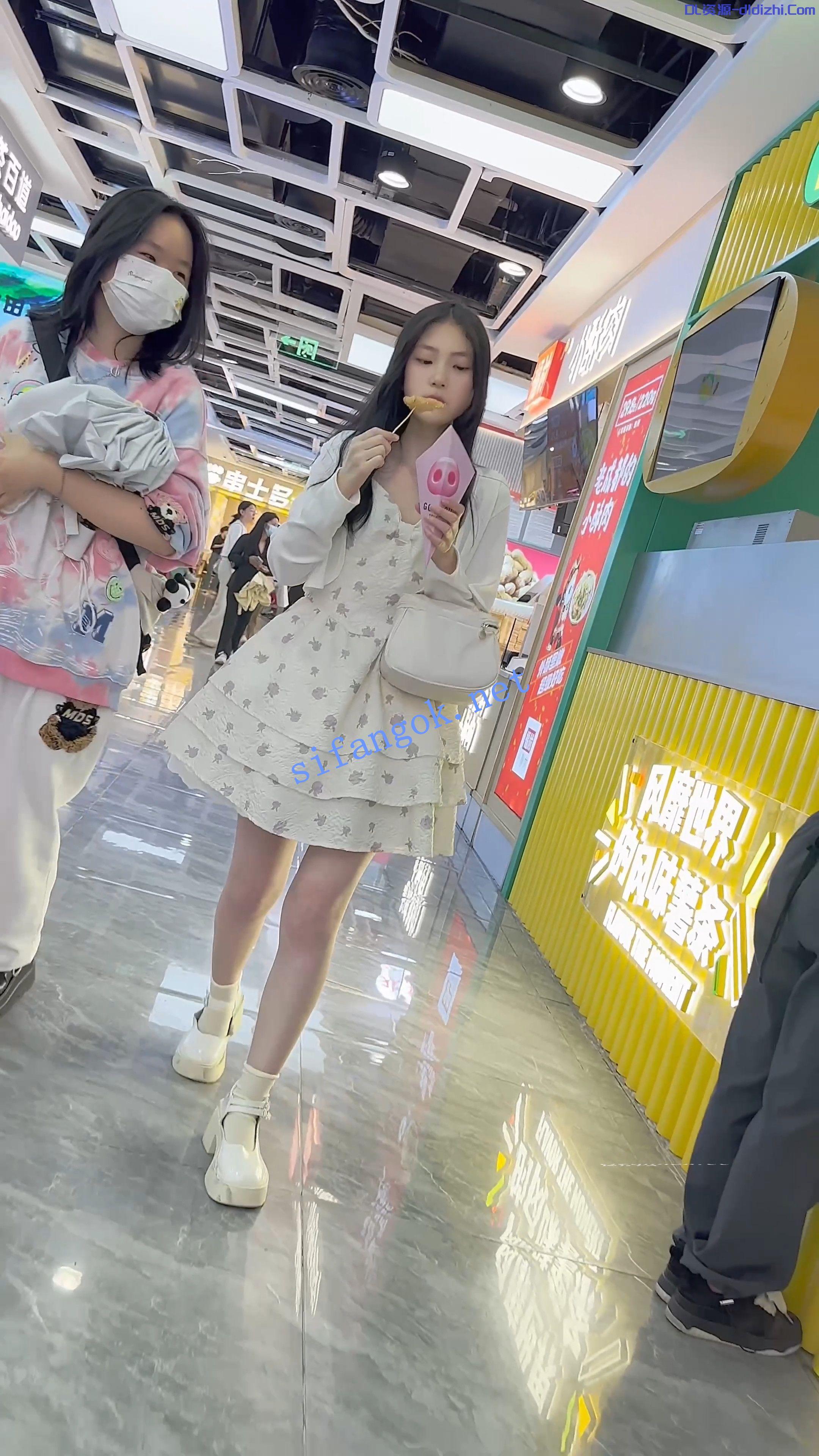 【KFC】长裙学生妹吃小吃·还嫌肉有点少·半透内微透黑绒毛 482.7MB 预览图 1