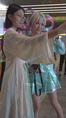 【永久专享】【xxn-332】百褶裙cos美女坐下走光..弯腰拍照小熊内裤贴镜头【1V】【709M】 预览图 6