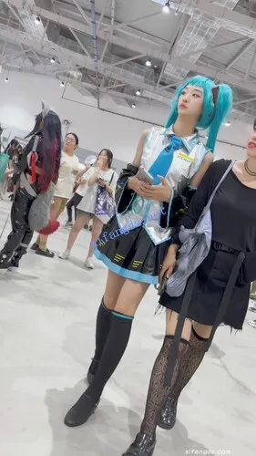 【永久专享】【KFC】大长腿COSER初音学生妹·短裙过膝袜绿色内内青春十足【1V】【751M】 预览图 7