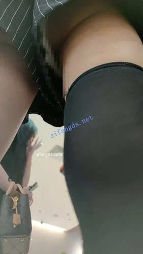 【永久专享】【CSCD】黑色裤裙双马尾黑丝小美女逛街吃饭，白色内内【1V】【435M】 预览图 6