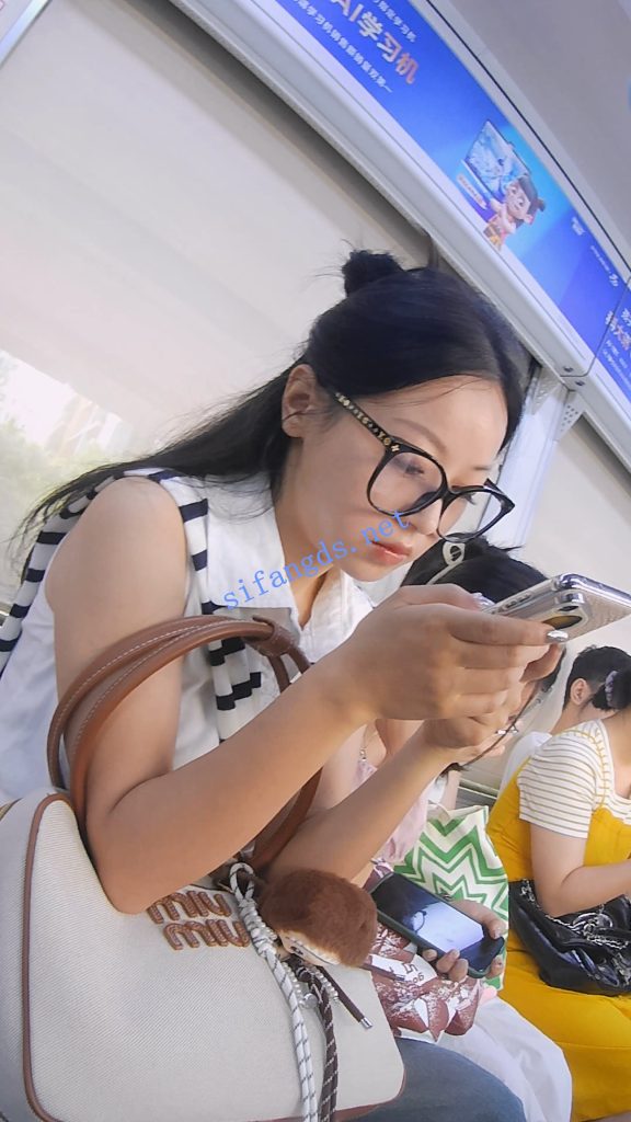 【永久专享】『D·D』-213-白衬衣连衣裙，眼镜女，岔开腿浅黄内【1V】【1.56G】 预览图 3