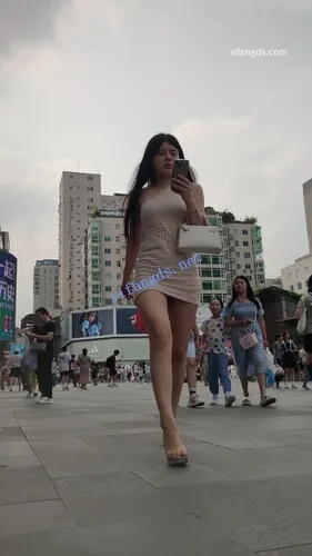 【永久专享】付模版【CSCD】黄色包臀美女出来逛街，粉色蕾丝边内内【1V】【927M】 预览图 2