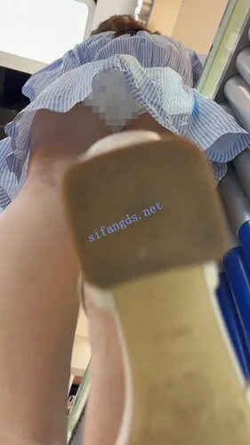 【永久专享】【KFC】长裙少妇和老公逛街买奶茶·白色碎花内内前后CD【1V】【430M】 预览图 4