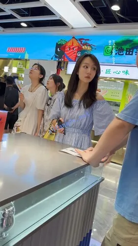 【永久专享】【KFC】长裙少妇和老公逛街买奶茶·白色碎花内内前后CD【1V】【430M】 预览图 3