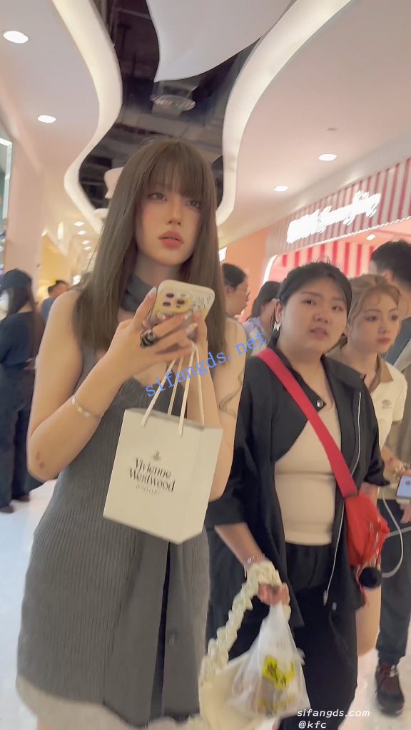 【永久专享】【KFC】顶级美女逛街回头率超高·膝盖手肘全是伤·金主太爽了【1V】【620M】 预览图 4