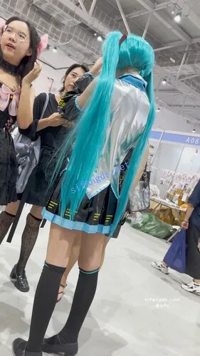 【永久专享】【KFC】大长腿COSER初音学生妹·短裙过膝袜绿色内内青春十足【1V】【751M】 预览图 5