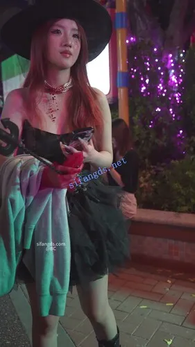 【永久专享】(BC-AA-592)蕾丝裙女巫小姐姐拍照..全程开灯CD窄内勒出13痕迹【1V】【346M】 预览图 1