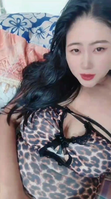 巨乳淫妻 【娍】 2月5日 新作 豹纹制服 口交 中出 后入肥臀 【1V 1.44GB】-福利岛