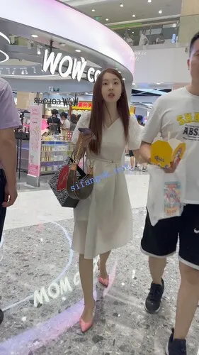 【KFC】⭐年轻少妇和男友逛街吃小吃·长裙肉色丝袜·豹纹窄内够骚【1V】【937M】 预览图 4