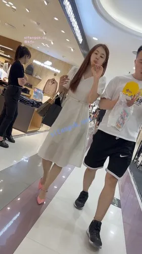 【KFC】⭐年轻少妇和男友逛街吃小吃·长裙肉色丝袜·豹纹窄内够骚【1V】【937M】 预览图 1