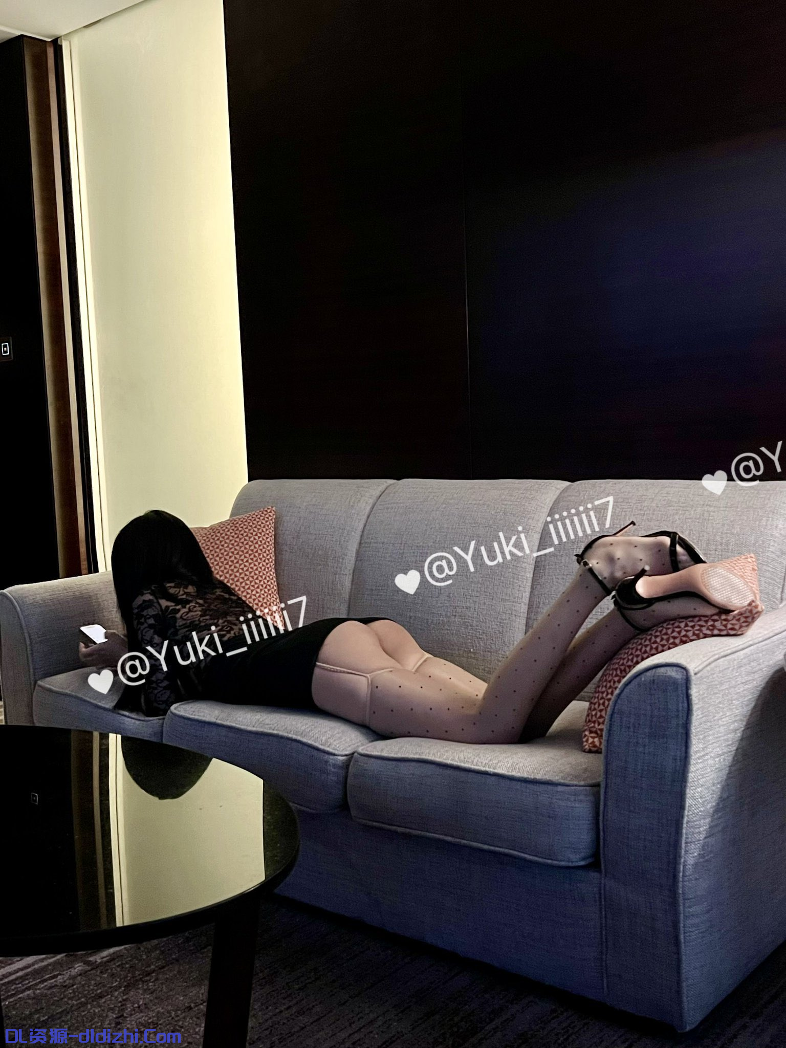 推特00後高學曆NTR綠帽與極品美腿反差婊「yuki_iiiiii7」《00年外賣小哥》真實約閃送，送兩瓶水，然後勾引閃送 607.8MB 预览图 1