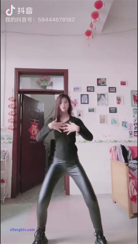 ❣️推荐❣️抖音颜值嫩妹【aimi】裸舞诱惑，大尺度掰逼展示，道具自慰高潮，开腿插穴已经成为习惯【37V】【4.35G】 预览图 3