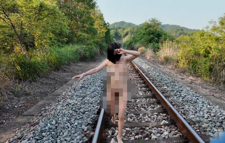 天花板露出狂人【cikaimoon】最新作品，全裸乡村铁轨露出，路上勾引老头，老头不敢直视偷瞄 预览图 2