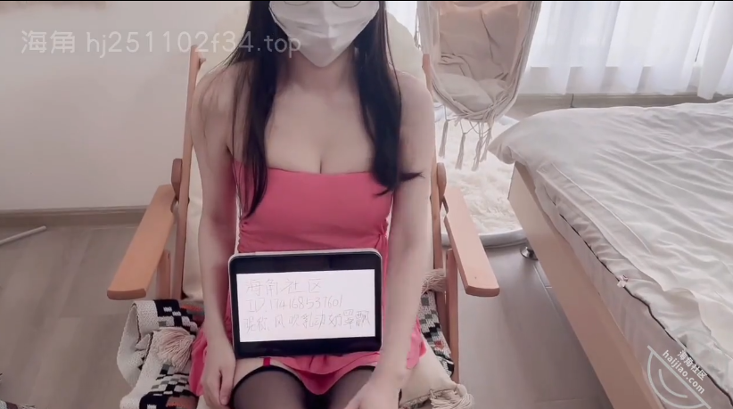 海角性感尤物『风吹乳动奶罩飘』萝莉人妻红色抹胸吊带黑丝,一对大奶呼之欲出-福利岛