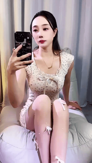 快手極品絲襪熟女《依依姐兒》無内高跟隔絲襪自慰(15V) 4.04GB 预览图 1