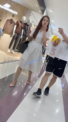 【KFC】⭐年轻少妇和男友逛街吃小吃·长裙肉色丝袜·豹纹窄内够骚【1V】【937M】 预览图 5