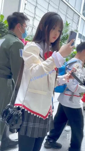 【永久专享】【KFC】JK制服萌妹超美·大学毕业肯定是个美女·厚黑丝袜微透白内【1V】【463M】 预览图 6