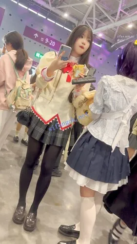 【永久专享】【KFC】JK制服萌妹超美·大学毕业肯定是个美女·厚黑丝袜微透白内【1V】【463M】 预览图 3