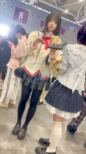 【永久专享】【KFC】JK制服萌妹超美·大学毕业肯定是个美女·厚黑丝袜微透白内【1V】【463M】 预览图 4