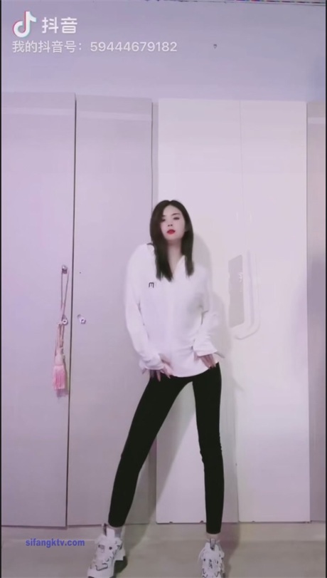 ❣️推荐❣️抖音颜值嫩妹【aimi】裸舞诱惑，大尺度掰逼展示，道具自慰高潮，开腿插穴已经成为习惯【37V】【4.35G】 预览图 11