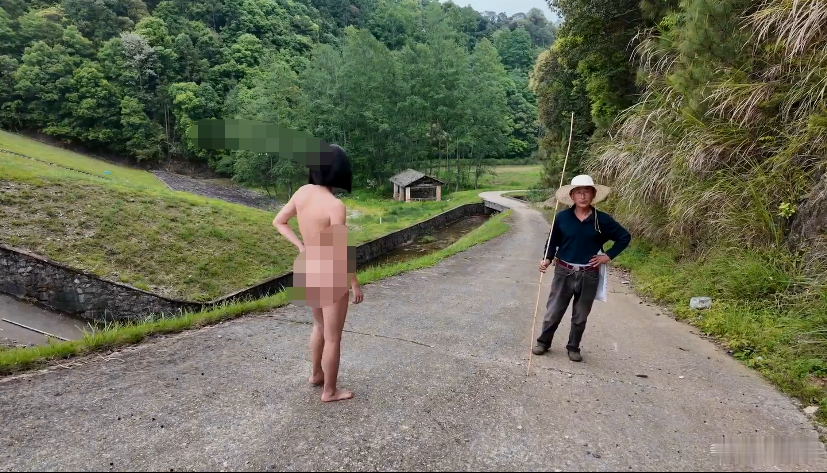 天花板露出狂人【cikaimoon】最新作品，全裸乡村铁轨露出，路上勾引老头，老头不敢直视偷瞄 预览图 1