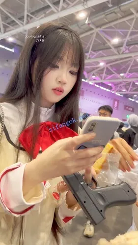 【永久专享】【KFC】JK制服萌妹超美·大学毕业肯定是个美女·厚黑丝袜微透白内【1V】【463M】 预览图 10