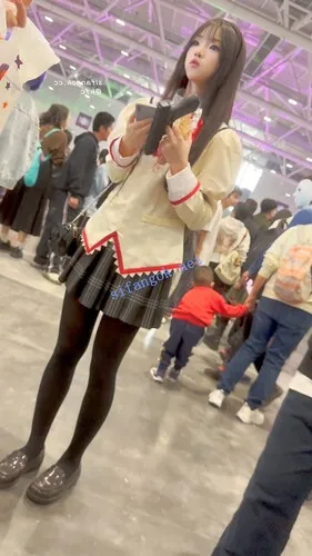 【永久专享】【KFC】JK制服萌妹超美·大学毕业肯定是个美女·厚黑丝袜微透白内【1V】【463M】 预览图 12