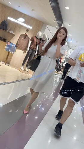 【KFC】⭐年轻少妇和男友逛街吃小吃·长裙肉色丝袜·豹纹窄内够骚【1V】【937M】 预览图 2