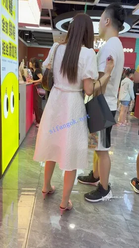 【KFC】⭐年轻少妇和男友逛街吃小吃·长裙肉色丝袜·豹纹窄内够骚【1V】【937M】 预览图 7