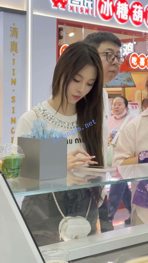 【永久专享】【KFC】短裙美女和闺蜜买奶茶·精装气质型·大哥一直偷看美女【1V】【774M】 预览图 1