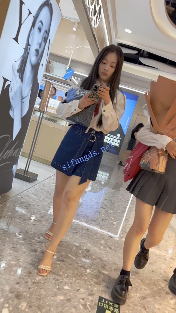 【永久专享】【KFC】靓女下班回家·一直专注玩手机·短裙半透白内尿黄一片【1V】【764M】 预览图 4