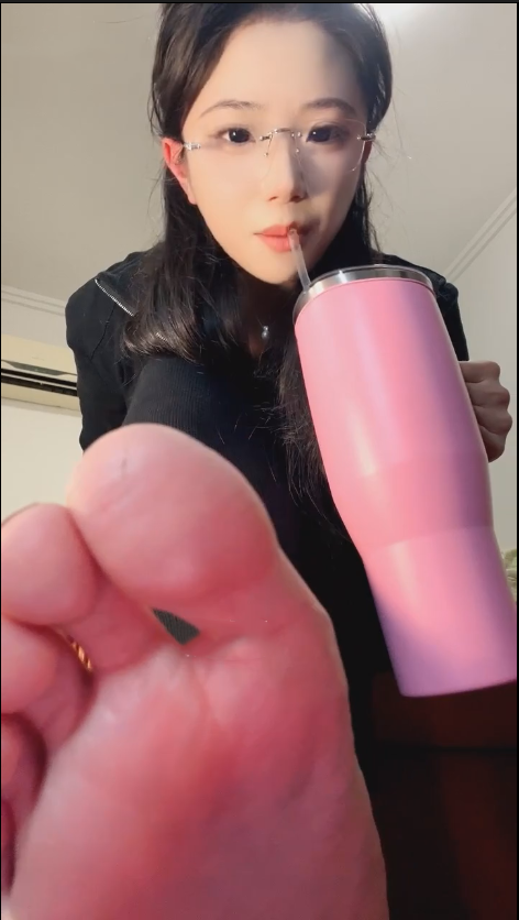 玩物直播布丁s-251128 红底高跟裸足榨精场【1V】【621MB百度云】 预览图 4