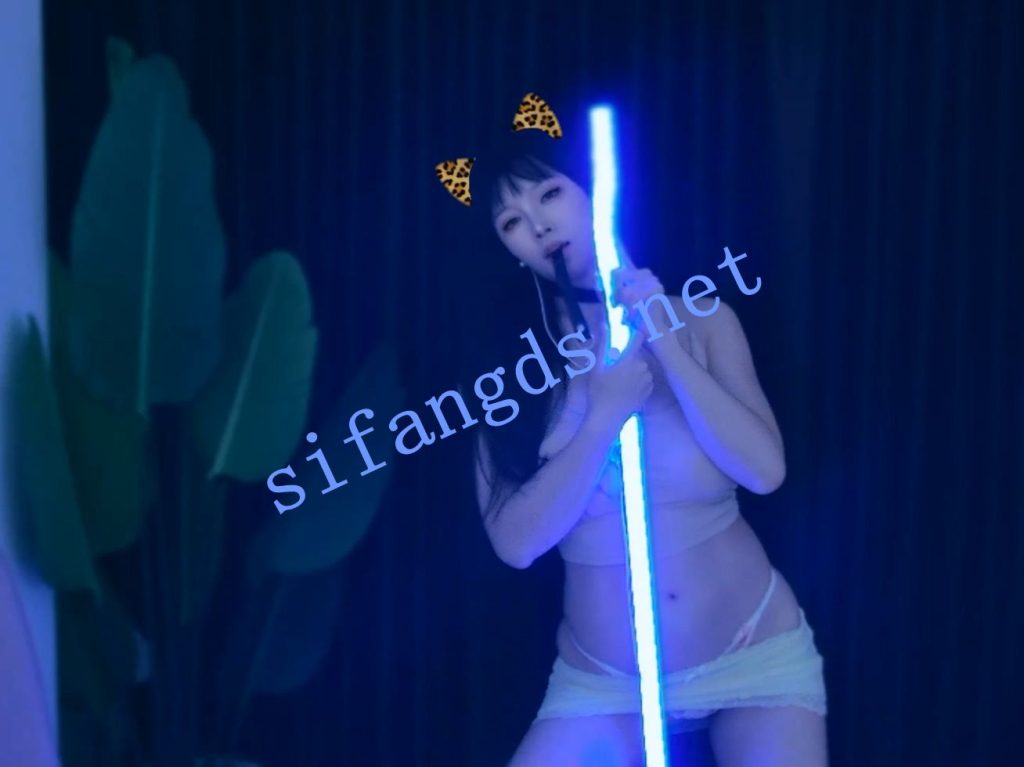 【畅聊】洋芋(黎小胖) 包臀丁字裤丝袜 口手指漏内等【36V】【4.67G】 预览图 13