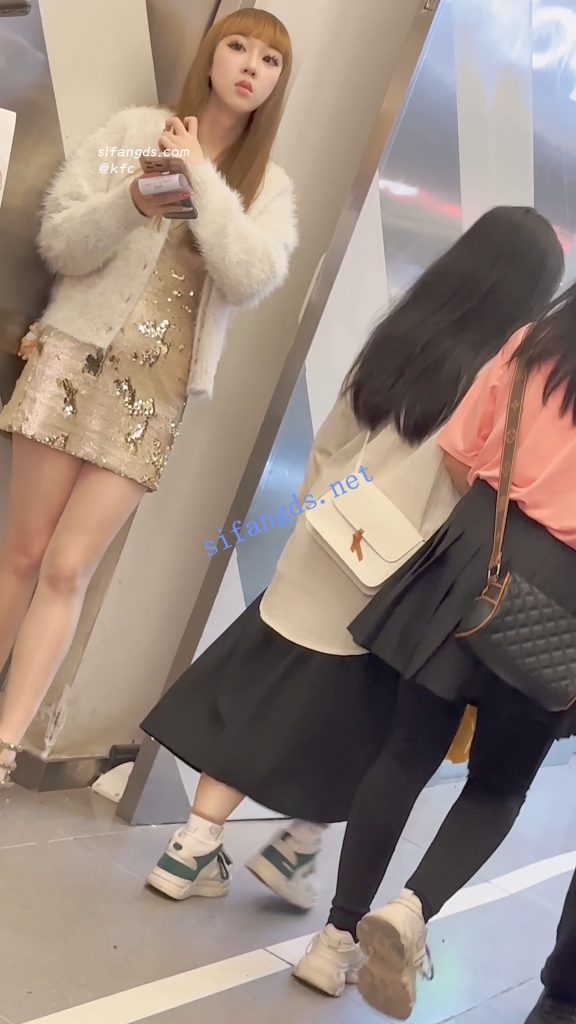 【永久专享】【KFC】网红级美女和帅男友逛街·油光肉丝袜短裙白内超骚【1V】【726M】 预览图 16