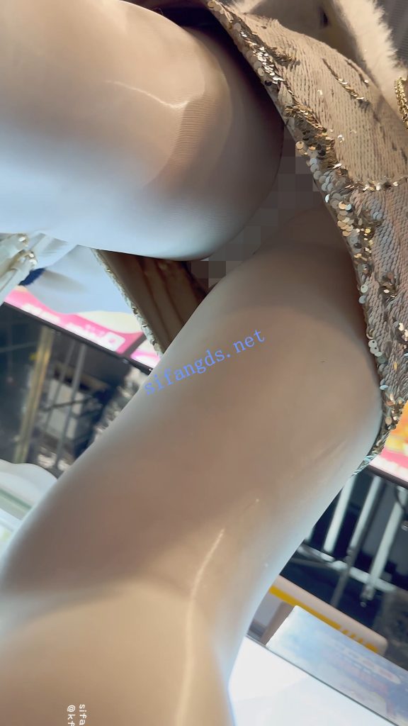 【永久专享】【KFC】网红级美女和帅男友逛街·油光肉丝袜短裙白内超骚【1V】【726M】 预览图 10