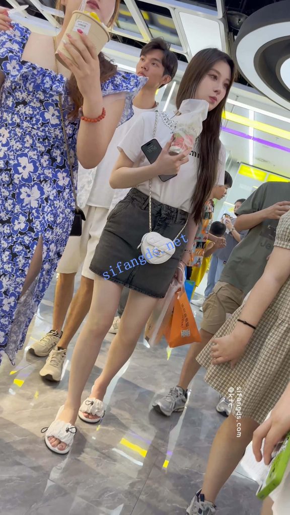 【永久专享】【KFC】短裙美女和闺蜜买奶茶·精装气质型·大哥一直偷看美女【1V】【774M】 预览图 10